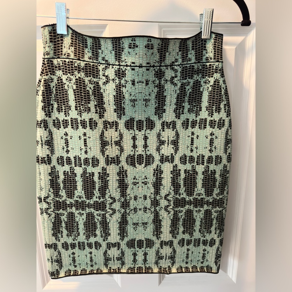 New BCBGMAXAZRIA green and black stretch skirt size L